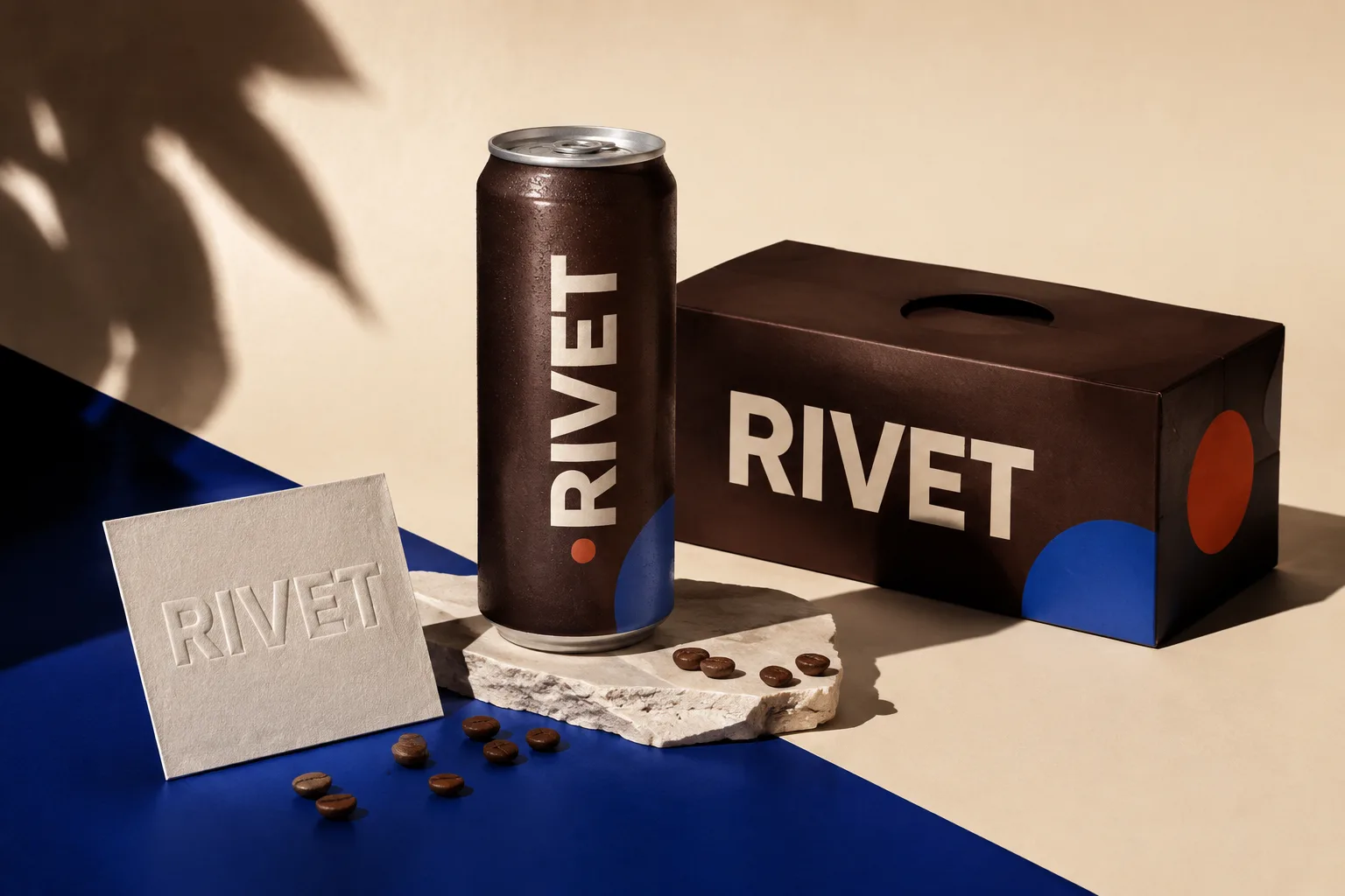 Bao bì cà phê ủ lạnh Rivet Coffee trong bối cảnh studio với ánh sáng ấm